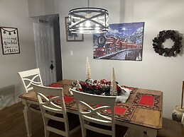 Twin Ponds Retreats 4 Bedroom Retreat by RedAwning