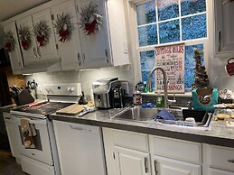 Twin Ponds Retreats 4 Bedroom Retreat by RedAwning