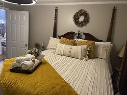 Twin Ponds Retreats 4 Bedroom Retreat by RedAwning