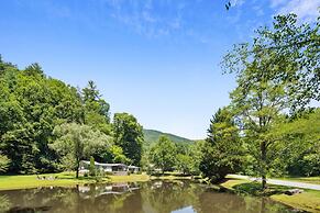 Twin Ponds Retreats 4 Bedroom Retreat by RedAwning