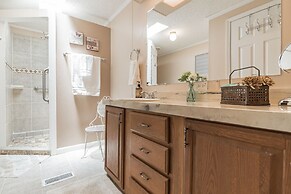 Twin Ponds Retreats 4 Bedroom Retreat by RedAwning