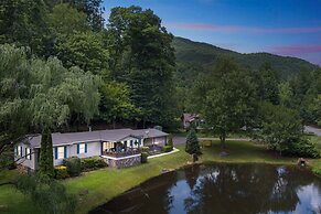 Twin Ponds Retreats 4 Bedroom Retreat by RedAwning