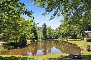 Twin Ponds Retreats 4 Bedroom Retreat by RedAwning