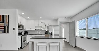 3-storey Home with Beautiful Lake View