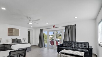 3-storey Home with Beautiful Lake View