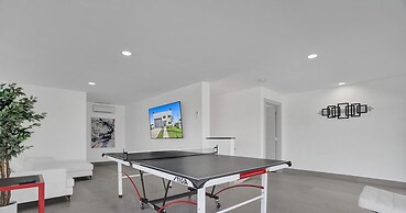 3-storey Home with Beautiful Lake View