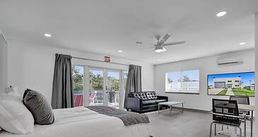 3-storey Home with Beautiful Lake View