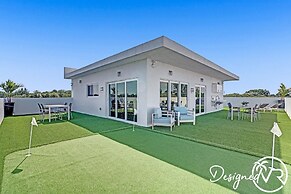 3-storey Home with Beautiful Lake View