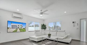 3-storey Home with Beautiful Lake View