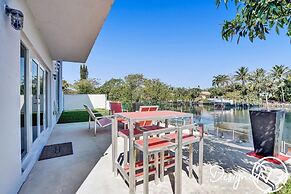 3-storey Home with Beautiful Lake View