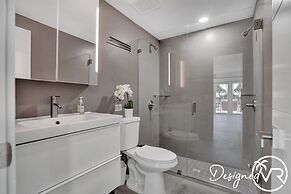 3-storey Home with Beautiful Lake View