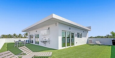 3-storey Home with Beautiful Lake View