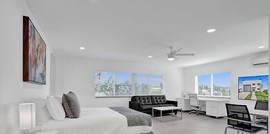 3-storey Home with Beautiful Lake View