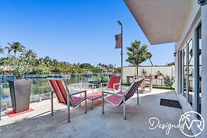 3-storey Home with Beautiful Lake View