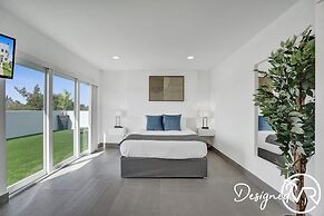 3-storey Home with Beautiful Lake View