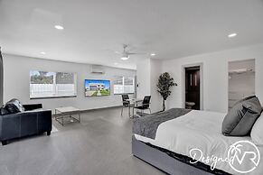 3-storey Home with Beautiful Lake View