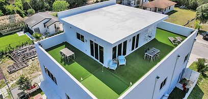 3-storey Home with Beautiful Lake View