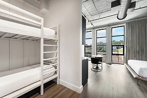 Waymore's Guest House & Casual Club