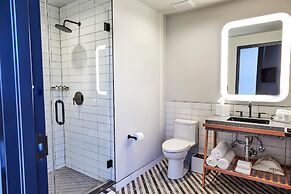 Waymore's Guest House & Casual Club