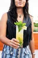 Waymore's Guest House & Casual Club