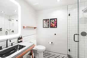 Waymore's Guest House & Casual Club