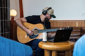 Waymore's Guest House & Casual Club