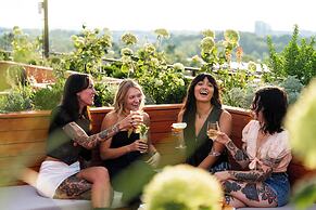 Waymore's Guest House & Casual Club