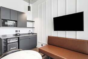 Waymore's Guest House & Casual Club