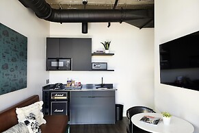 Waymore's Guest House & Casual Club