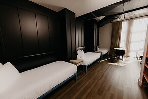 Waymore's Guest House & Casual Club