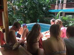 Burnt Toast Surf Camp - Hostel