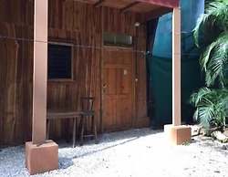 Burnt Toast Surf Camp - Hostel