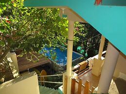 Burnt Toast Surf Camp - Hostel