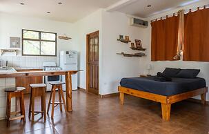 Burnt Toast Surf Camp - Hostel