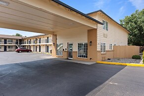 Quincy INN and Suites