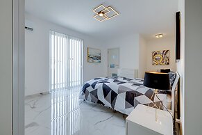 Fabulous Penthouse Close to St George's Bay