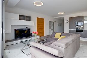 Fabulous Penthouse Close to St George's Bay