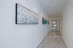 Fabulous Penthouse Close to St George's Bay