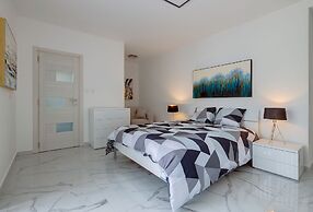 Fabulous Penthouse Close to St George's Bay