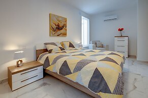 Fabulous Penthouse Close to St George's Bay