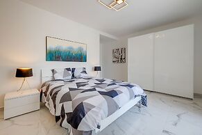 Fabulous Penthouse Close to St George's Bay