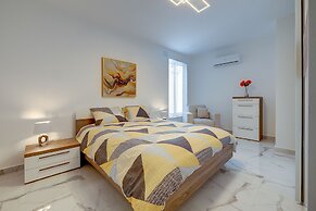 Fabulous Penthouse Close to St George's Bay