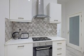 Gorgeous 1BR Apartment Steps to the Promenade