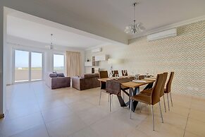 Seafront LUX Apart inc Pool, Upmarket Area