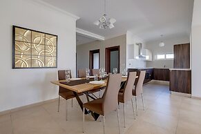 Seafront LUX Apart inc Pool, Upmarket Area