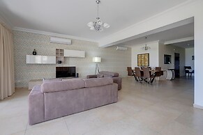 Seafront LUX Apart inc Pool, Upmarket Area