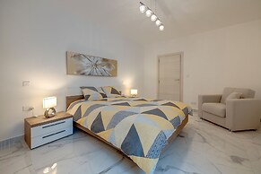 Deluxe Apartment Steps to St George's Bay