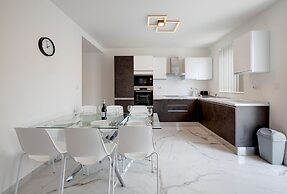 Deluxe Apartment Steps to St George's Bay