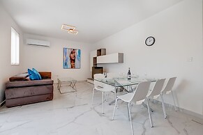 Deluxe Apartment Steps to St George's Bay