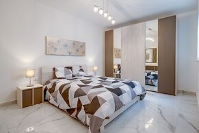 Deluxe Apartment Steps to St George's Bay